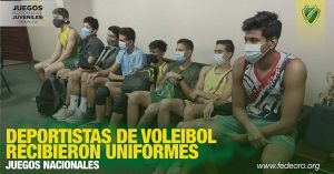DEPORTISTAS DE VOLEIBOL RECIBIERON UNIFORMES