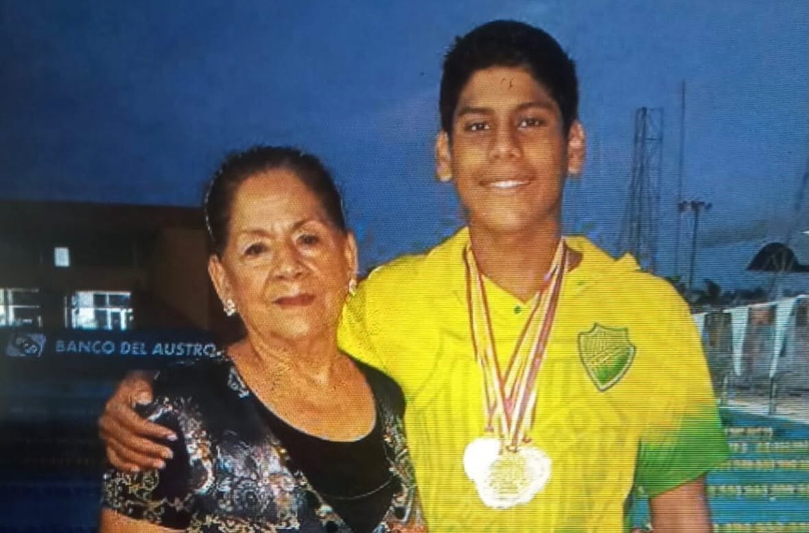 David Farinango en sus primeros años deportivos, con medallas y una acompañante.