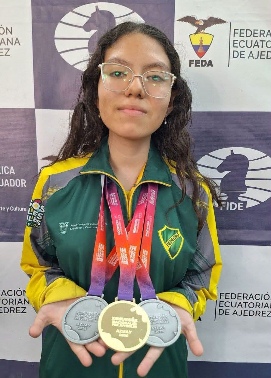 Dayra Toala Vélez, ajedrecista de El Oro, con medallas.